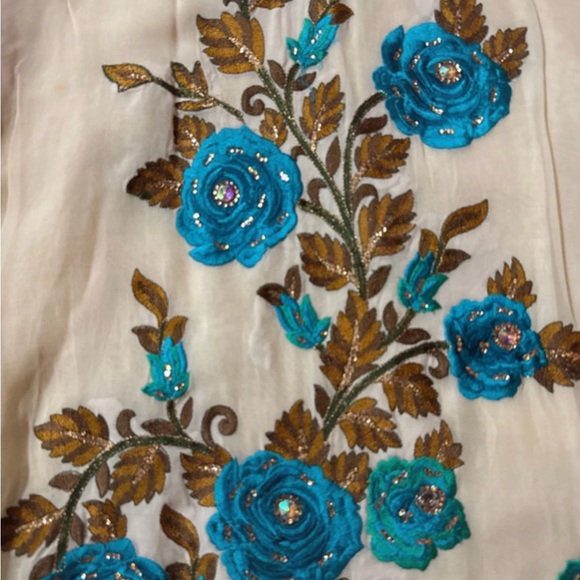 Elegant Floral Embroidered Dress - Picture 2 of 6
